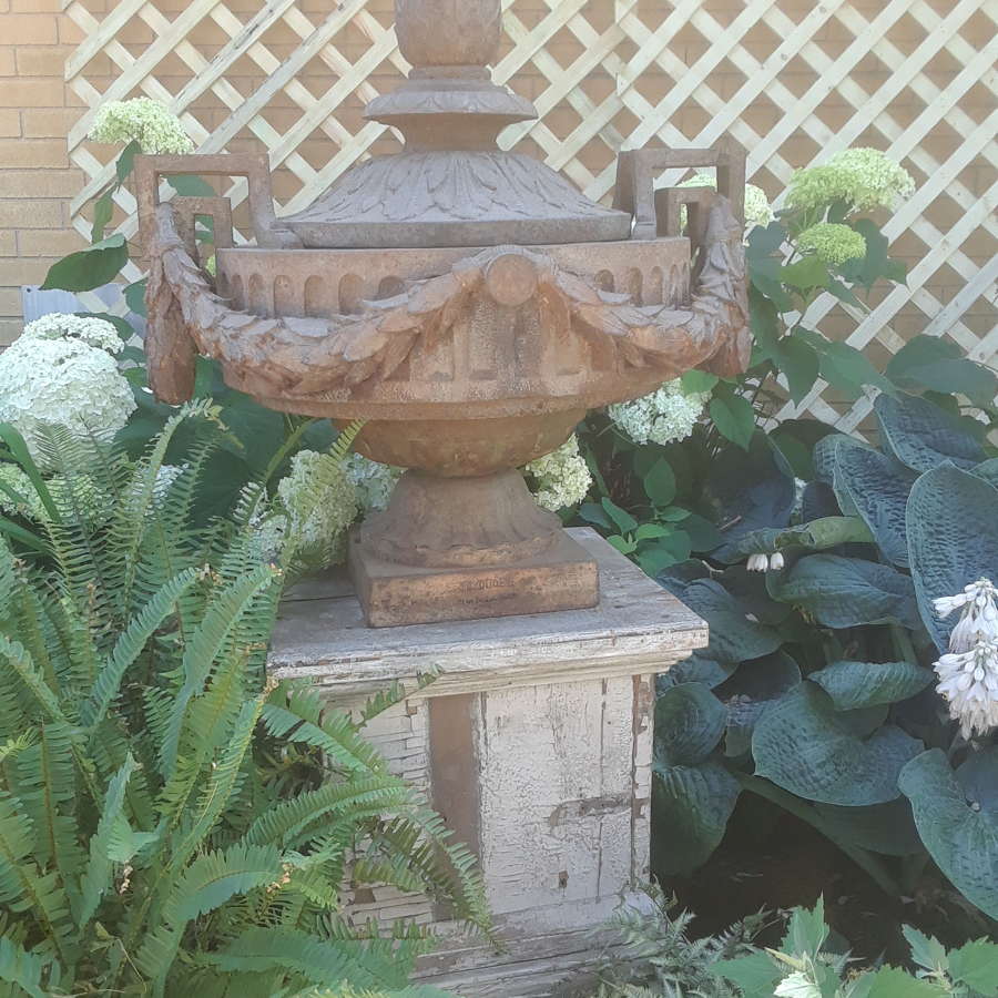 URNS & PLANTERS