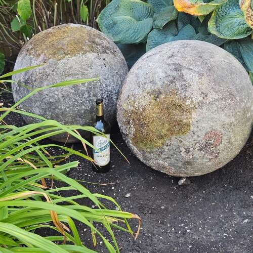 LARGE CARVED ENGLISH GATEPIER BALLS