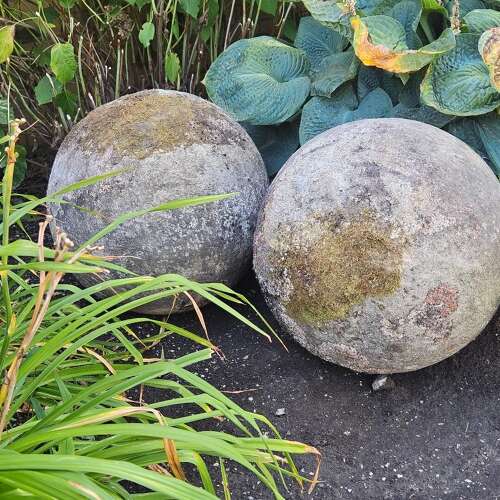LARGE CARVED ENGLISH GATEPIER BALLS